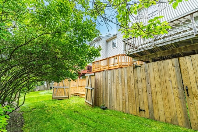 Building Photo - Fantastic townhome in Alexandria