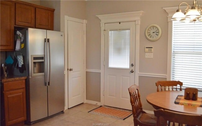 Building Photo - 1000 Spring Loop