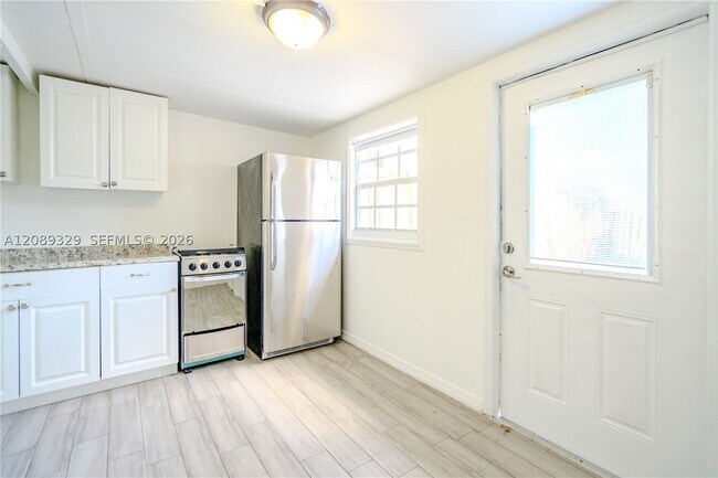 Building Photo - 27 SW 55th Ave