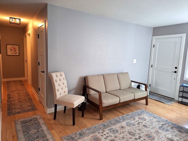 Building Photo - 227 Juneway Terrace