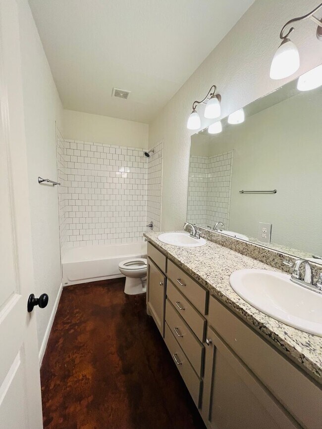 Building Photo - * MOVE IN SUMMER 6/27/2027 * $6500/$1300 per bed average 5 Bed 3 Bath 3 Block to TCU