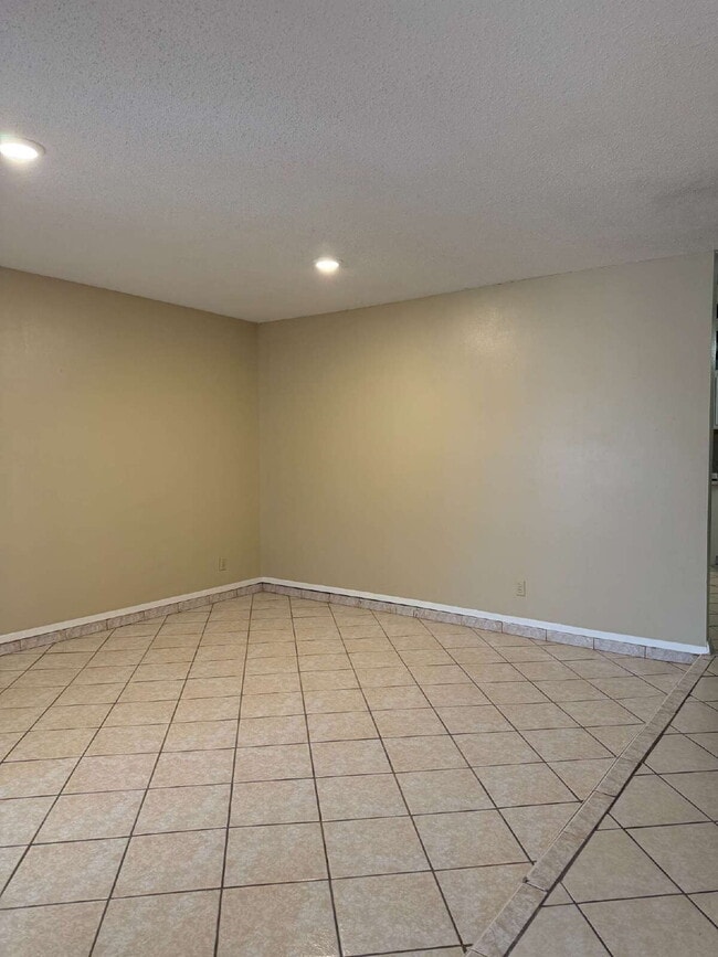 Building Photo - 220 Rio Tinto Dr