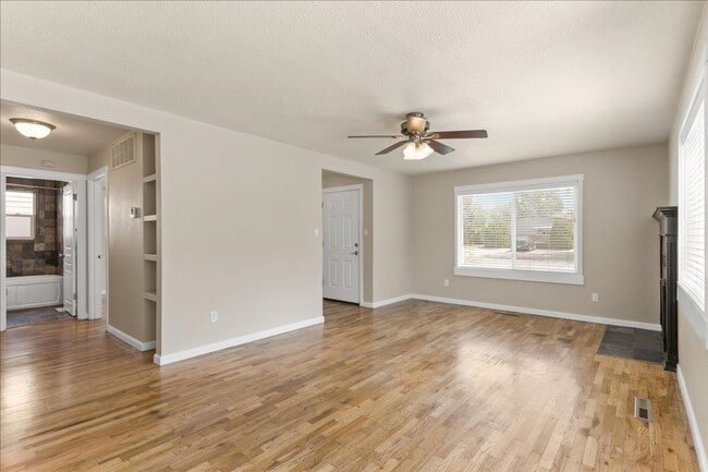 Building Photo - Remodeled 5 Bedroom Home Close to Boise St...