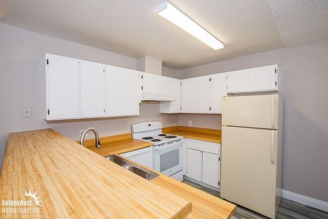 Building Photo - Beautifully Updated 2Bdm 1Ba Unit in a Gat...