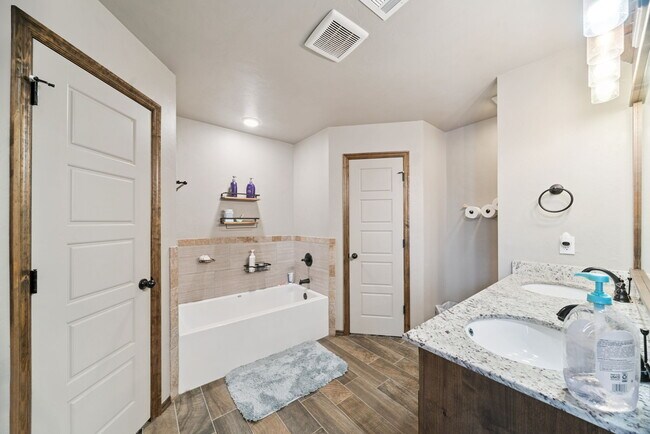 Building Photo - 1138 Jones Ave