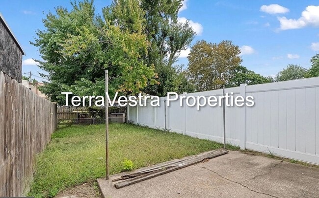 Building Photo - 2 Bed Single Family in Gloucester City! El...