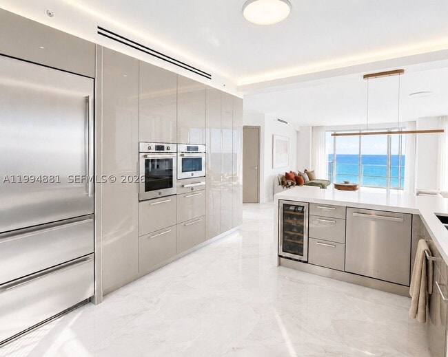 Building Photo - 17555 Collins Ave