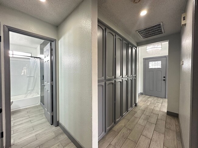 Building Photo - Four Bedroom