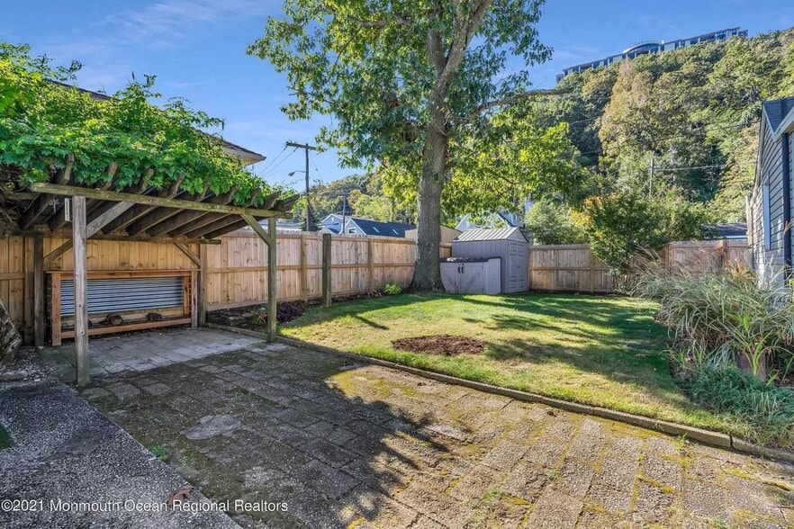 Building Photo - 6 Locust St