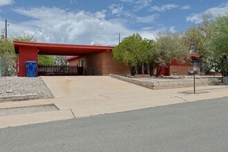 Building Photo - 618 N Medford Dr
