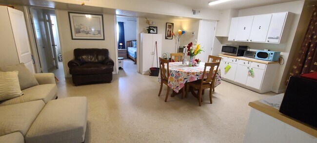 Building Photo - 486 Pinewood St