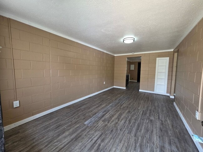 Building Photo - 2 Bedroom 1 Bath Brick Unit
