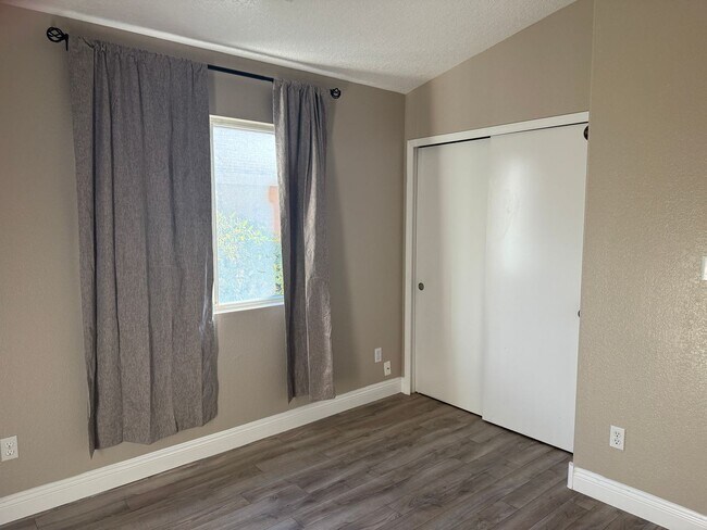 Building Photo - Great Area, 3 Bedroom, 2 Bath with major kitchen appliances.