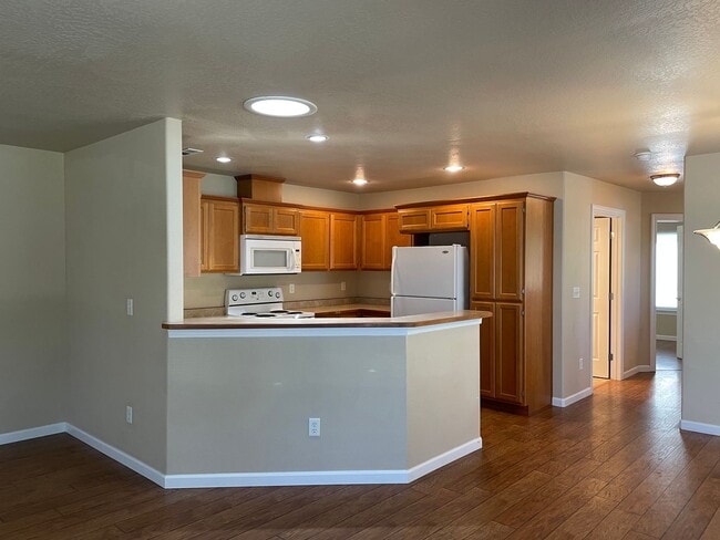 Building Photo - 55 Plus Community-1 Bedroom 1 Bath---Bonus Room/Office Space-Located in Friendly Central Point