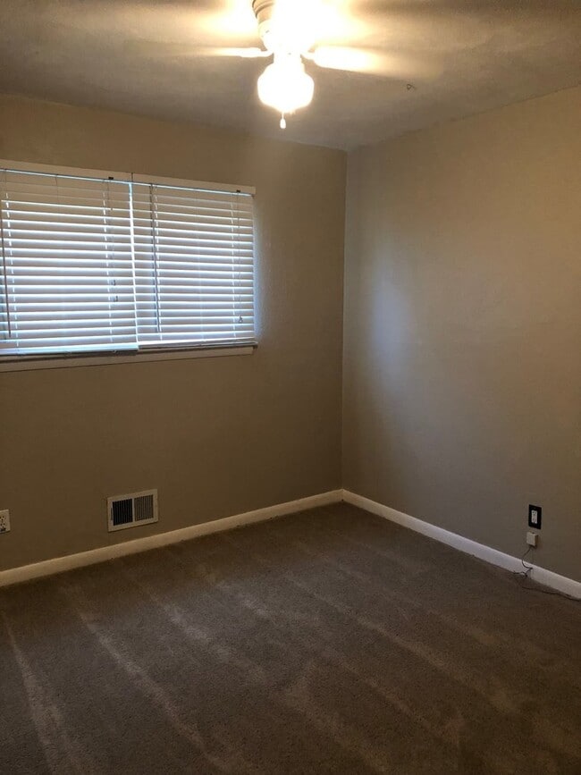 Building Photo - GORGEOUS HOME IN ARAGONA!