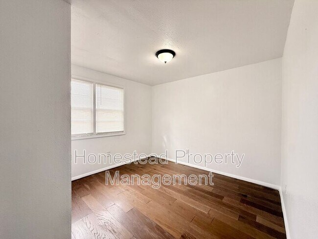 Building Photo - 4101 SE 42nd St