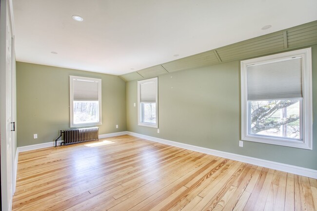 Building Photo - Lovely 2 Bedroom Single Family Home in Historic Monroe District