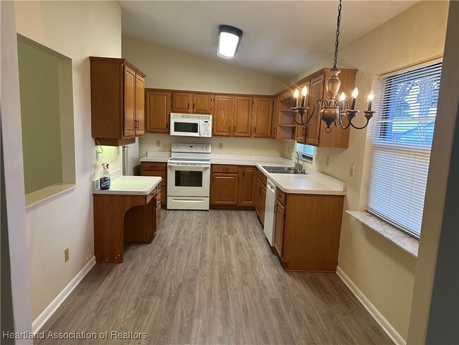 Building Photo - 2531 N Orangewood St