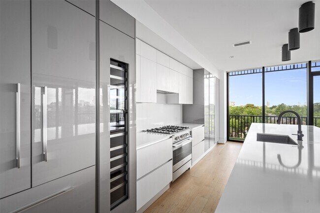 Building Photo - 2406 Tangley St