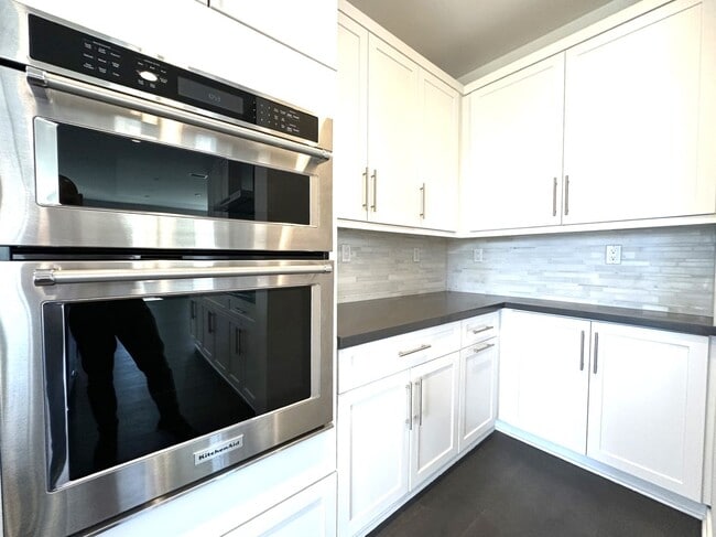 Building Photo - Spacious 3 Bdrm Detached Home Located Cent...