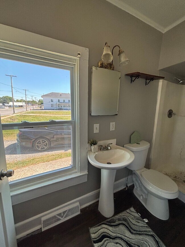 Building Photo - COMING SOON! Spacious 4-bedroom, 2-bathroom