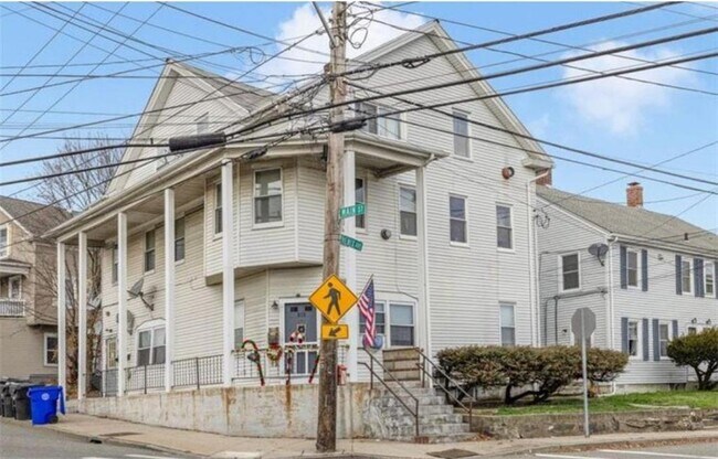 Building Photo - 804 Main St