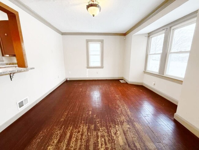 Building Photo - 2 BED, 1 BATH BEAUTIFIL SINGLE-FAMILY HOME IN EUCLID!