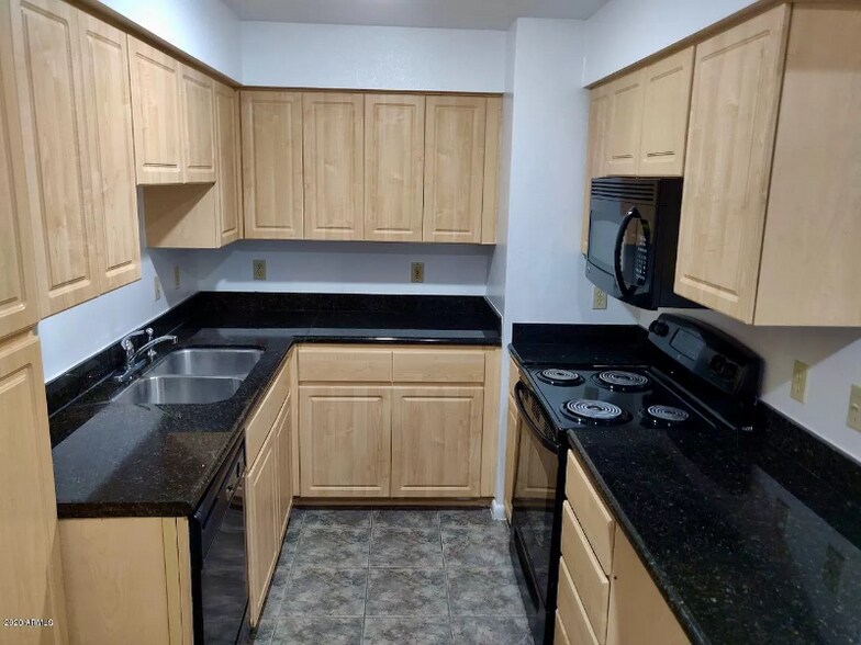 Building Photo - 1005 E 8th St