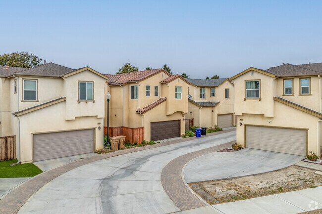 Building Photo - Enclave Ventura