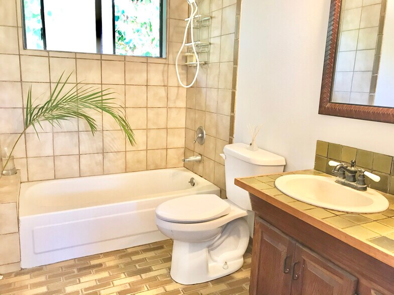 Building Photo - 317 Auhana Rd