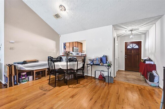 Building Photo - 2215 Saradon Dr