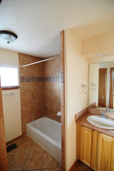 Building Photo - 2355 Saturn Cir
