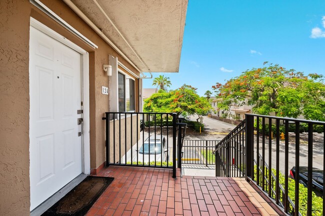 Building Photo - Newly Renovated 2 bed and 3 bath Townhome ...