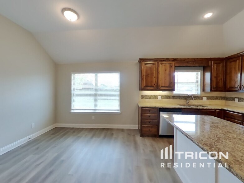 Building Photo - 2021 Bay Laurel Dr