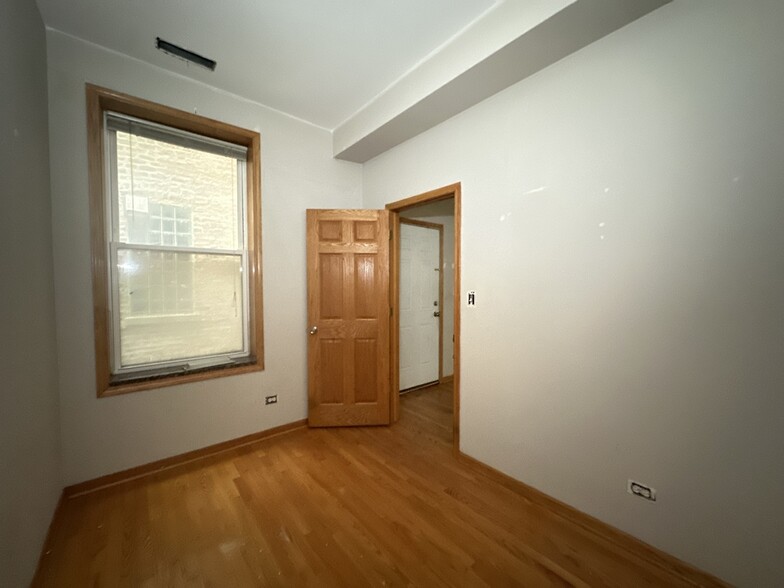 Building Photo - 2136 W Chicago Ave