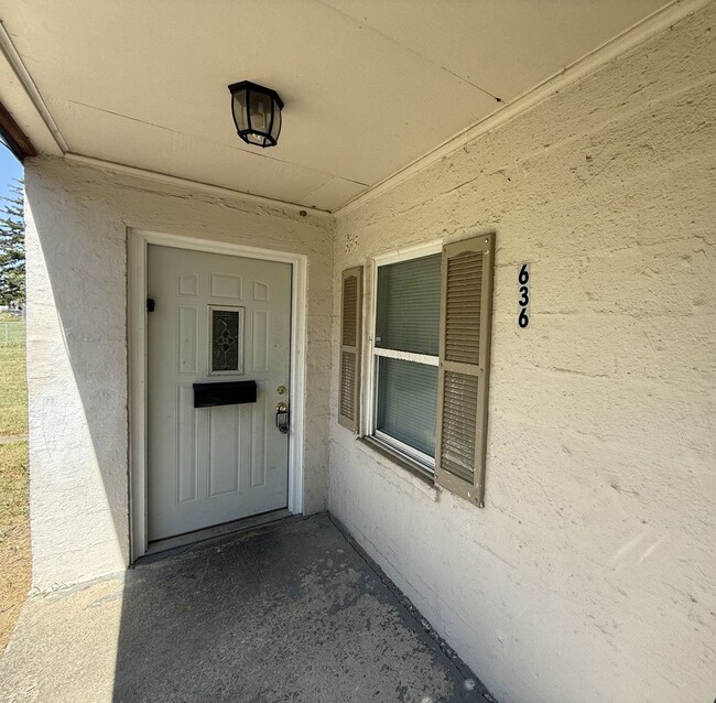 Building Photo - 636 S Wheatland Ave