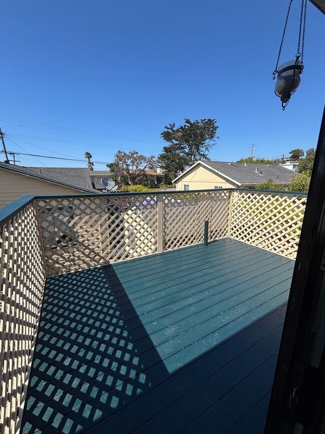 Building Photo - Furnished Spacious 1 Bedroom / 1 Bath Uppe...