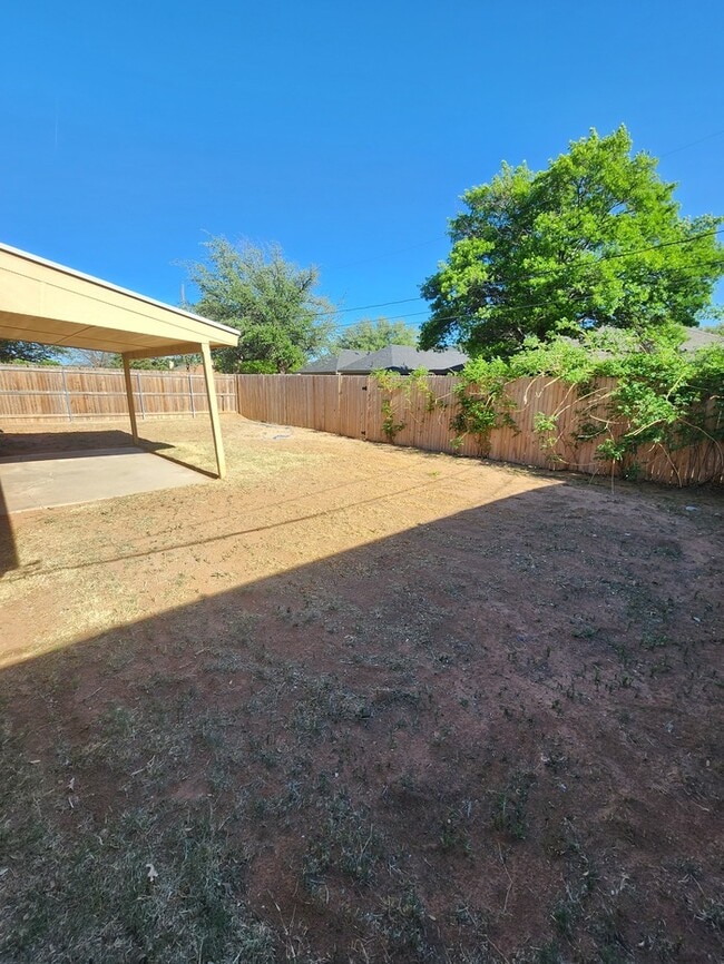 Building Photo - 3 bed 2 bath home, 2 car garage, 2 living areas!