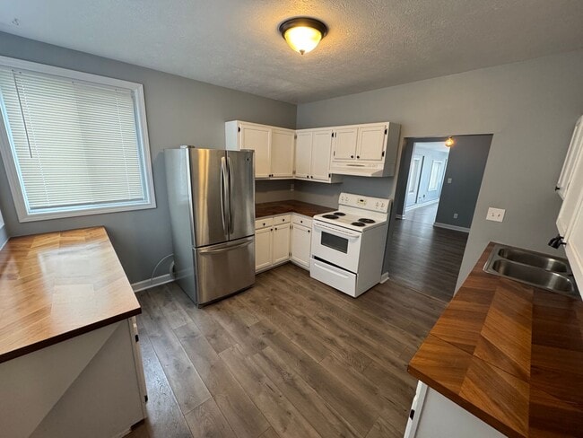 Building Photo - Fountain Square 3 Bed 2 Bath with fenced in backyard