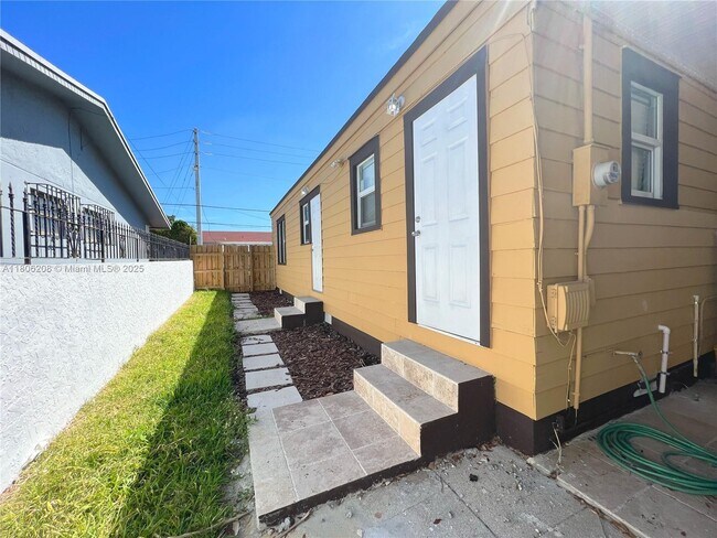 Building Photo - 326 NW 23rd Ave