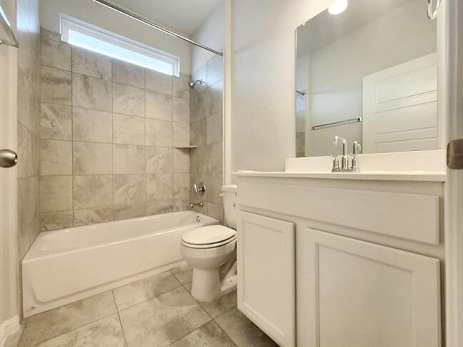 Building Photo - Modern 3BR/2BA Home with Garage & Fenced Backyard