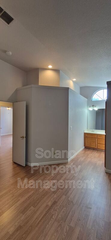 Building Photo - 642 Silvertop Way