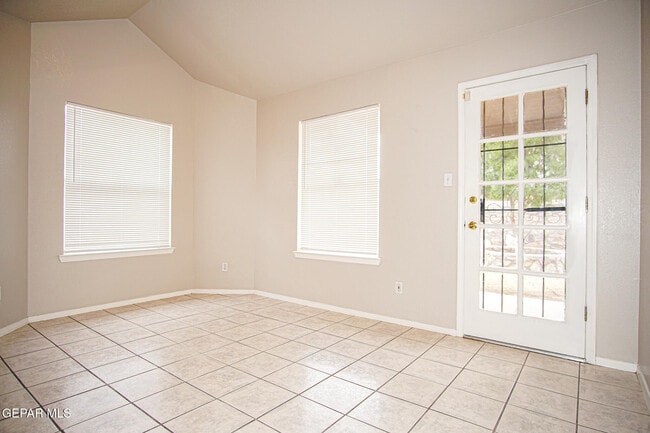 Building Photo - 13944 Roslyn Dr