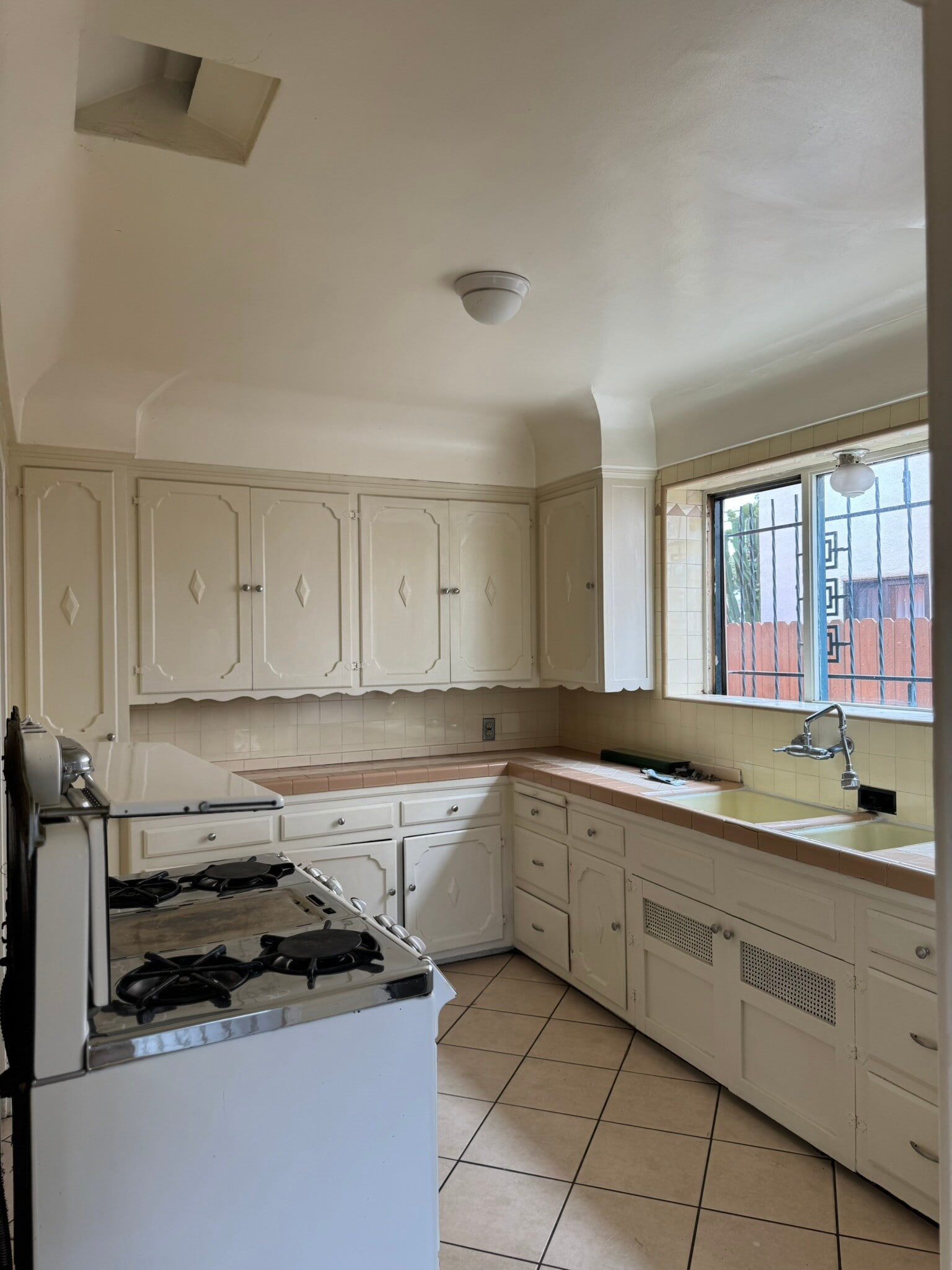 Kitchen - 1137 Meadowbrook Ave