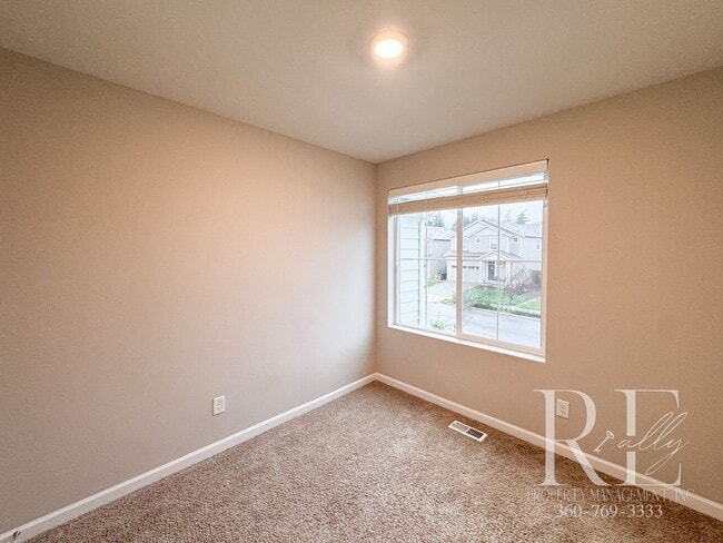 Building Photo - Bright Bremerton Home with Open Layout, A/C, and Fully Fenced Yard