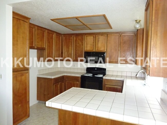 Building Photo - 3 Bedroom, 2 Bath, 2 Car garage in the Poc...
