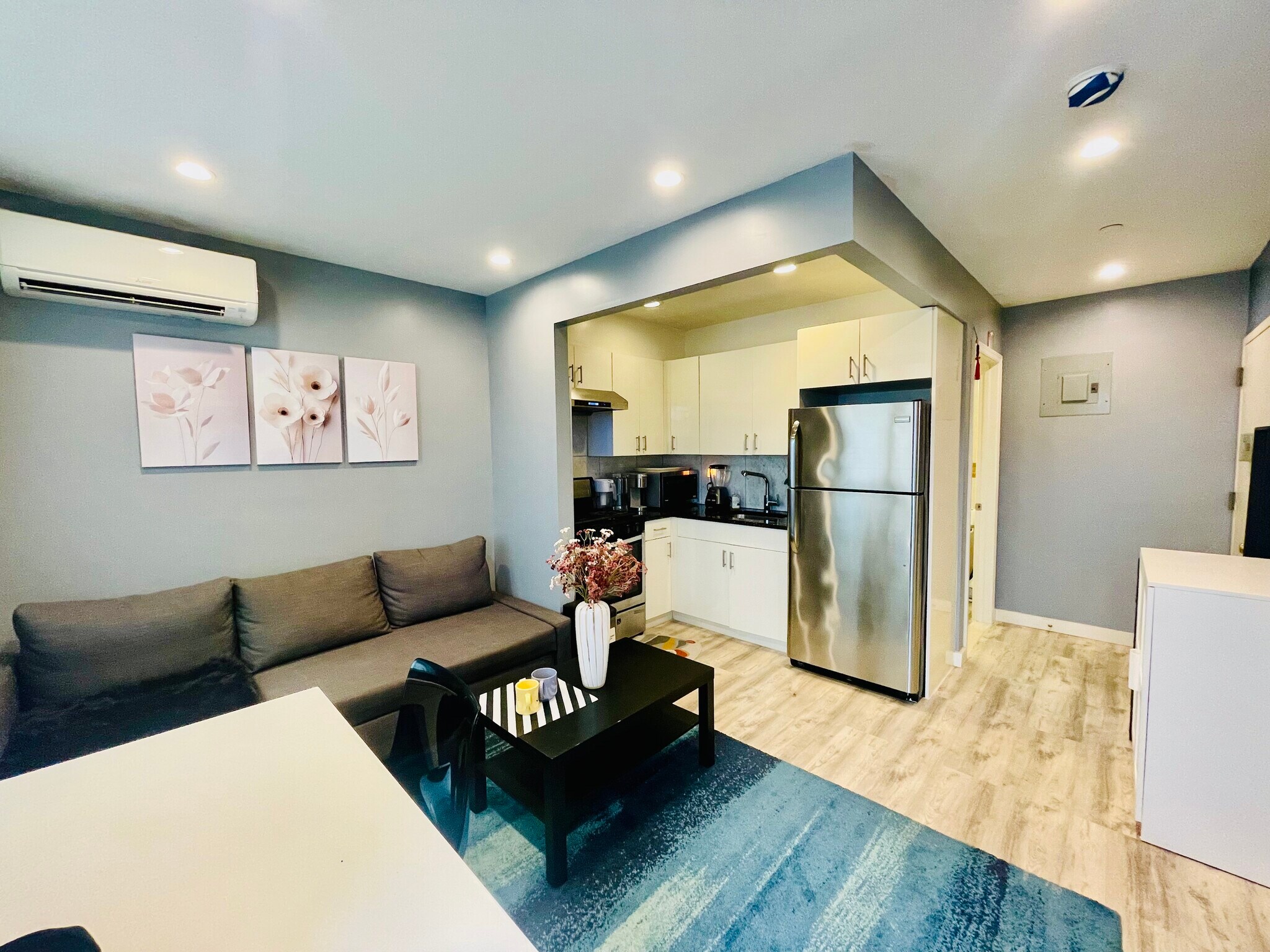 Full kitchen, including microwave, coffee machine and blender - 838 41st St