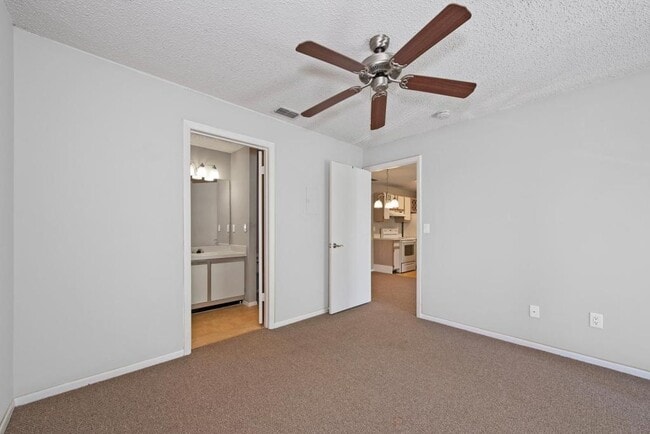 Building Photo - 727 Sugar Way Bay