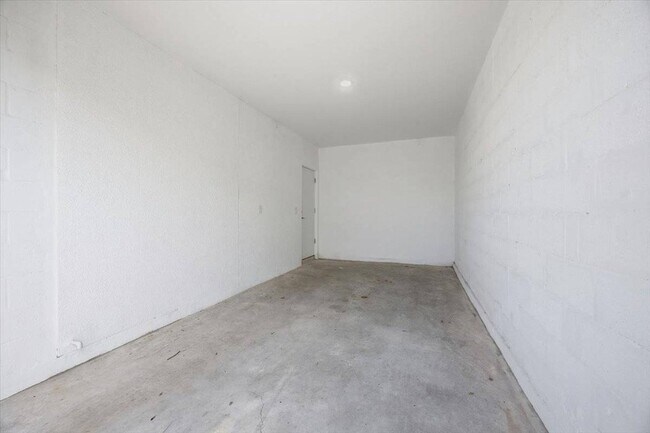 Building Photo - 620 Trikomo Dr