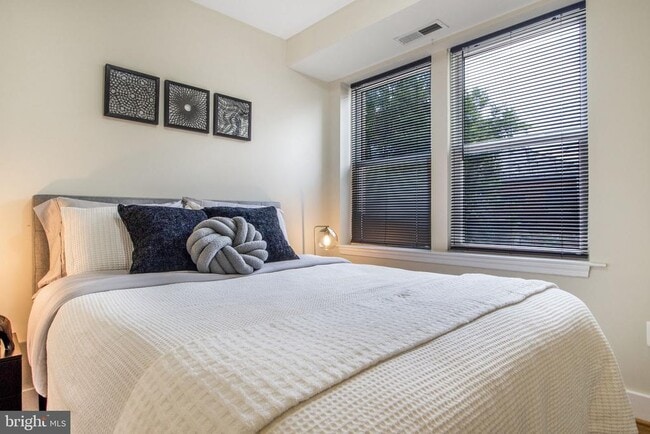 Building Photo - 417 18th St NE